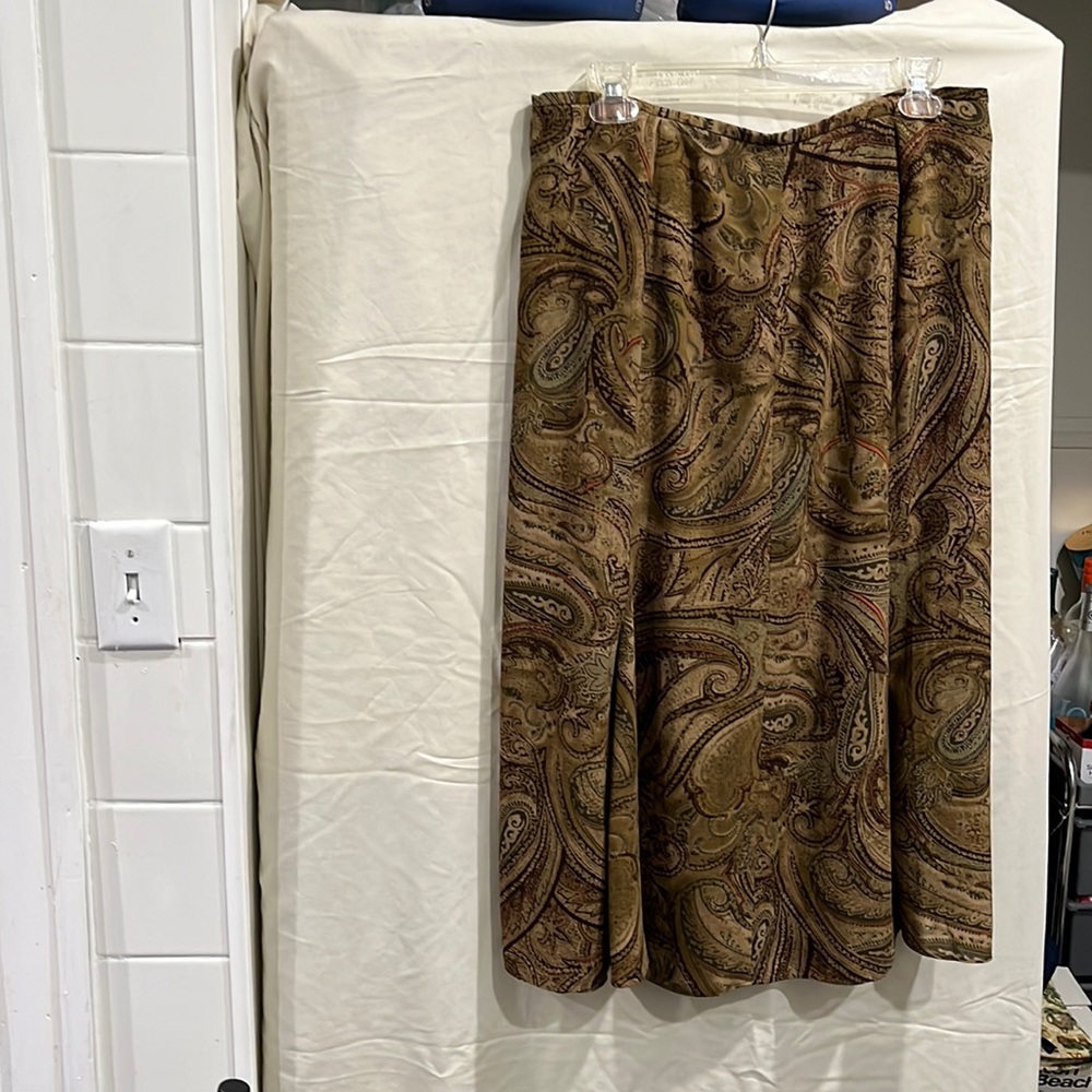 Women skirt by Jones wear size 14 olive mixed with taupe